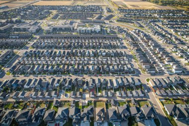 Saskatchewanlar 'ın eşsiz şehir planlarını ve doğal güzelliklerini gözler önüne sererek Saskatoon' daki Evergreen mahallesine göz alıcı kuş bakışı bakış açısı kazandırıyor..