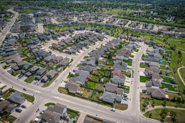 Saskatoons 'un batı yakasındaki ilk banliyö olan Hampton Village' ın havadan görünüşü köy kavramından sonra modellenmiştir..