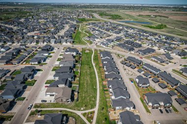 Saskatchewanlar 'ın eşsiz şehir planlarını ve doğal güzelliklerini gözler önüne sererek Saskatoon' daki Evergreen mahallesine göz alıcı kuş bakışı bakış açısı kazandırıyor..