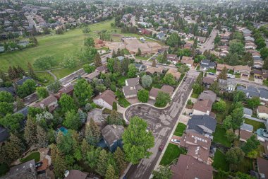 Saskatoon 'da Lakeview üzerinde süzülen bu kuş bakışı görüntüler mahalleleri, sakin suları, yeşil parkları ve Saskatchewan' ın dingin ritmini büyütür.