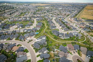 Willowgrove 'un yükseltilmiş panoraması, modern estetik gösterileri... yemyeşil, zengin Saskatoonlar' ın banliyö güzelliği ile iç içe geçmiş.