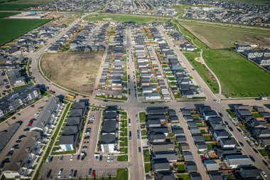 Saskatchewanlar 'ın eşsiz şehir planlarını ve doğal güzelliklerini gözler önüne sererek Saskatoon' daki Evergreen mahallesine göz alıcı kuş bakışı bakış açısı kazandırıyor..