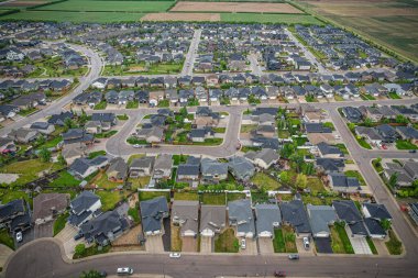 Willowgrove 'un yükseltilmiş panoraması, modern estetik gösterileri... yemyeşil, zengin Saskatoonlar' ın banliyö güzelliği ile iç içe geçmiş.