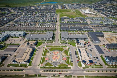 Saskatchewanlar 'ın eşsiz şehir planlarını ve doğal güzelliklerini gözler önüne sererek Saskatoon' daki Evergreen mahallesine göz alıcı kuş bakışı bakış açısı kazandırıyor..