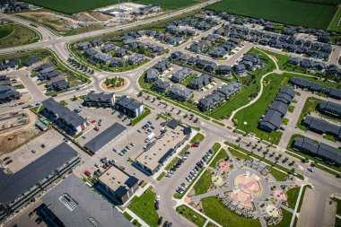 Saskatchewanlar 'ın eşsiz şehir planlarını ve doğal güzelliklerini gözler önüne sererek Saskatoon' daki Evergreen mahallesine göz alıcı kuş bakışı bakış açısı kazandırıyor..