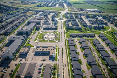 Saskatchewanlar 'ın eşsiz şehir planlarını ve doğal güzelliklerini gözler önüne sererek Saskatoon' daki Evergreen mahallesine göz alıcı kuş bakışı bakış açısı kazandırıyor..
