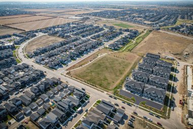 Saskatchewanlar 'ın eşsiz şehir planlarını ve doğal güzelliklerini gözler önüne sererek Saskatoon' daki Evergreen mahallesine göz alıcı kuş bakışı bakış açısı kazandırıyor..