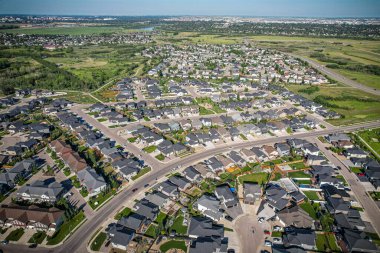 Saskatchewanlar 'ın eşsiz şehir planlarını ve doğal güzelliklerini gözler önüne sererek Saskatoon' daki Evergreen mahallesine göz alıcı kuş bakışı bakış açısı kazandırıyor..