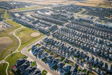 Saskatchewanlar 'ın eşsiz şehir planlarını ve doğal güzelliklerini gözler önüne sererek Saskatoon' daki Evergreen mahallesine göz alıcı kuş bakışı bakış açısı kazandırıyor..