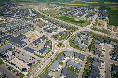 Saskatchewanlar 'ın eşsiz şehir planlarını ve doğal güzelliklerini gözler önüne sererek Saskatoon' daki Evergreen mahallesine göz alıcı kuş bakışı bakış açısı kazandırıyor..