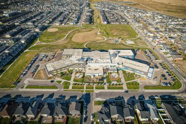 Saskatchewanlar 'ın eşsiz şehir planlarını ve doğal güzelliklerini gözler önüne sererek Saskatoon' daki Evergreen mahallesine göz alıcı kuş bakışı bakış açısı kazandırıyor..