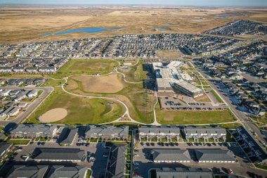 Saskatchewanlar 'ın eşsiz şehir planlarını ve doğal güzelliklerini gözler önüne sererek Saskatoon' daki Evergreen mahallesine göz alıcı kuş bakışı bakış açısı kazandırıyor..
