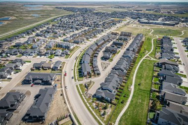 Saskatchewanlar 'ın eşsiz şehir planlarını ve doğal güzelliklerini gözler önüne sererek Saskatoon' daki Evergreen mahallesine göz alıcı kuş bakışı bakış açısı kazandırıyor..