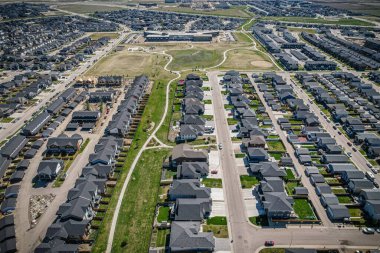 Saskatchewanlar 'ın eşsiz şehir planlarını ve doğal güzelliklerini gözler önüne sererek Saskatoon' daki Evergreen mahallesine göz alıcı kuş bakışı bakış açısı kazandırıyor..