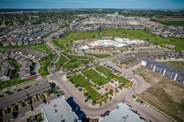 Willowgrove 'un yükseltilmiş panoraması, modern estetik gösterileri... yemyeşil, zengin Saskatoonlar' ın banliyö güzelliği ile iç içe geçmiş.