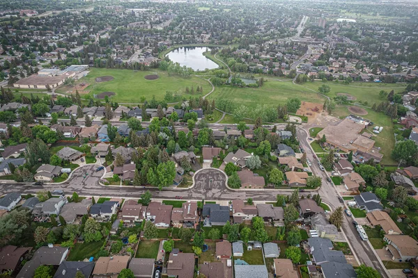 Saskatoon 'da Lakeview üzerinde süzülen bu kuş bakışı görüntüler mahalleleri, sakin suları, yeşil parkları ve Saskatchewan' ın dingin ritmini büyütür.