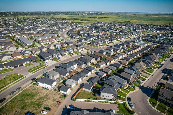 Saskatchewanlar 'ın eşsiz şehir planlarını ve doğal güzelliklerini gözler önüne sererek Saskatoon' daki Evergreen mahallesine göz alıcı kuş bakışı bakış açısı kazandırıyor..