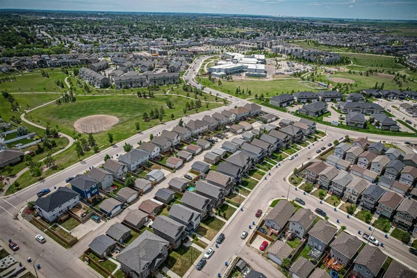 Saskatoons 'un batı yakasındaki ilk banliyö olan Hampton Village' ın havadan görünüşü köy kavramından sonra modellenmiştir..