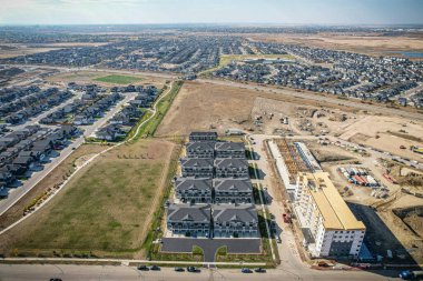Saskatchewanlar 'ın eşsiz şehir planlarını ve doğal güzelliklerini gözler önüne sererek Saskatoon' daki Evergreen mahallesine göz alıcı kuş bakışı bakış açısı kazandırıyor..