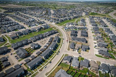 Saskatchewanlar 'ın eşsiz şehir planlarını ve doğal güzelliklerini gözler önüne sererek Saskatoon' daki Evergreen mahallesine göz alıcı kuş bakışı bakış açısı kazandırıyor..