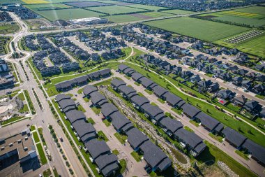 Saskatchewanlar 'ın eşsiz şehir planlarını ve doğal güzelliklerini gözler önüne sererek Saskatoon' daki Evergreen mahallesine göz alıcı kuş bakışı bakış açısı kazandırıyor..