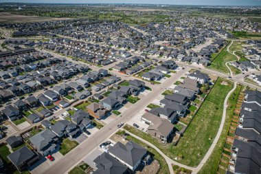 Saskatchewanlar 'ın eşsiz şehir planlarını ve doğal güzelliklerini gözler önüne sererek Saskatoon' daki Evergreen mahallesine göz alıcı kuş bakışı bakış açısı kazandırıyor..