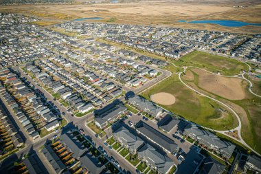 Saskatchewanlar 'ın eşsiz şehir planlarını ve doğal güzelliklerini gözler önüne sererek Saskatoon' daki Evergreen mahallesine göz alıcı kuş bakışı bakış açısı kazandırıyor..