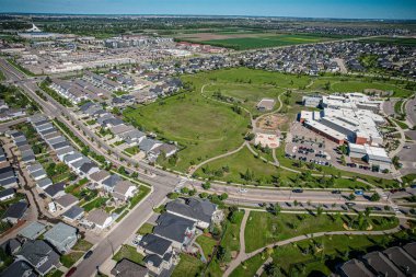 Willowgrove 'un yükseltilmiş panoraması, modern estetik gösterileri... yemyeşil, zengin Saskatoonlar' ın banliyö güzelliği ile iç içe geçmiş.