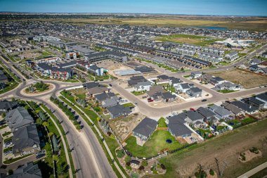 Saskatchewanlar 'ın eşsiz şehir planlarını ve doğal güzelliklerini gözler önüne sererek Saskatoon' daki Evergreen mahallesine göz alıcı kuş bakışı bakış açısı kazandırıyor..