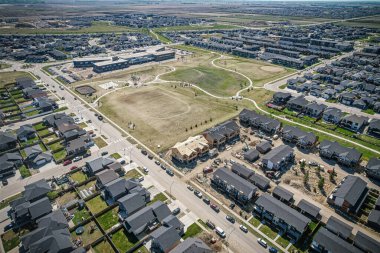 Saskatchewanlar 'ın eşsiz şehir planlarını ve doğal güzelliklerini gözler önüne sererek Saskatoon' daki Evergreen mahallesine göz alıcı kuş bakışı bakış açısı kazandırıyor..