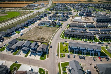 Saskatchewanlar 'ın eşsiz şehir planlarını ve doğal güzelliklerini gözler önüne sererek Saskatoon' daki Evergreen mahallesine göz alıcı kuş bakışı bakış açısı kazandırıyor..