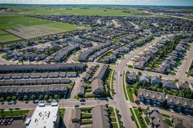 Willowgrove 'un yükseltilmiş panoraması, modern estetik gösterileri... yemyeşil, zengin Saskatoonlar' ın banliyö güzelliği ile iç içe geçmiş.