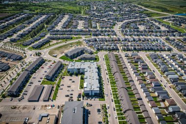 Saskatchewanlar 'ın eşsiz şehir planlarını ve doğal güzelliklerini gözler önüne sererek Saskatoon' daki Evergreen mahallesine göz alıcı kuş bakışı bakış açısı kazandırıyor..