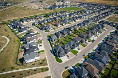 Saskatchewanlar 'ın eşsiz şehir planlarını ve doğal güzelliklerini gözler önüne sererek Saskatoon' daki Evergreen mahallesine göz alıcı kuş bakışı bakış açısı kazandırıyor..