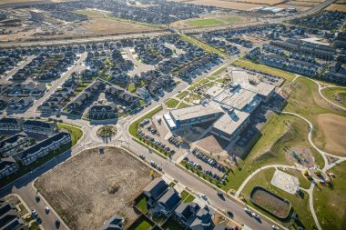 Saskatchewanlar 'ın eşsiz şehir planlarını ve doğal güzelliklerini gözler önüne sererek Saskatoon' daki Evergreen mahallesine göz alıcı kuş bakışı bakış açısı kazandırıyor..
