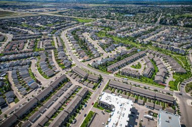 Willowgrove 'un yükseltilmiş panoraması, modern estetik gösterileri... yemyeşil, zengin Saskatoonlar' ın banliyö güzelliği ile iç içe geçmiş.