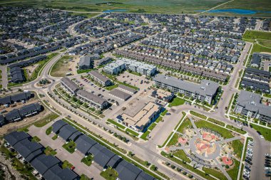 Saskatchewanlar 'ın eşsiz şehir planlarını ve doğal güzelliklerini gözler önüne sererek Saskatoon' daki Evergreen mahallesine göz alıcı kuş bakışı bakış açısı kazandırıyor..