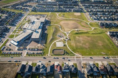 Saskatchewanlar 'ın eşsiz şehir planlarını ve doğal güzelliklerini gözler önüne sererek Saskatoon' daki Evergreen mahallesine göz alıcı kuş bakışı bakış açısı kazandırıyor..