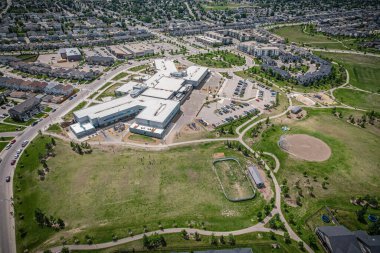 Saskatoons 'un batı yakasındaki ilk banliyö olan Hampton Village' ın havadan görünüşü köy kavramından sonra modellenmiştir..