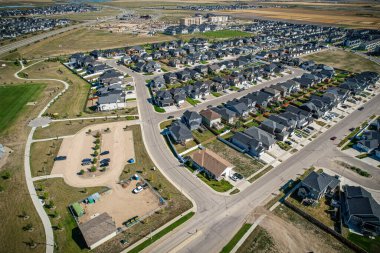 Saskatchewanlar 'ın eşsiz şehir planlarını ve doğal güzelliklerini gözler önüne sererek Saskatoon' daki Evergreen mahallesine göz alıcı kuş bakışı bakış açısı kazandırıyor..