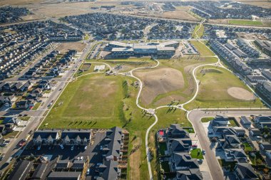 Saskatchewanlar 'ın eşsiz şehir planlarını ve doğal güzelliklerini gözler önüne sererek Saskatoon' daki Evergreen mahallesine göz alıcı kuş bakışı bakış açısı kazandırıyor..