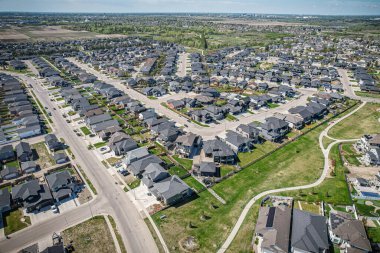 Saskatchewanlar 'ın eşsiz şehir planlarını ve doğal güzelliklerini gözler önüne sererek Saskatoon' daki Evergreen mahallesine göz alıcı kuş bakışı bakış açısı kazandırıyor..