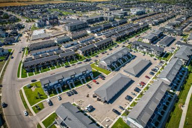 Saskatchewanlar 'ın eşsiz şehir planlarını ve doğal güzelliklerini gözler önüne sererek Saskatoon' daki Evergreen mahallesine göz alıcı kuş bakışı bakış açısı kazandırıyor..
