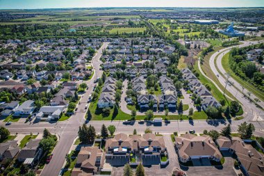 Saskatoon 'daki Silverspring üzerindeki hava yolculuğu, banliyö yaşamının ahenkli bir karışımını, yeşil alanları ve Saskatchewans arazilerinin belirgin cazibesini gözler önüne seriyor..
