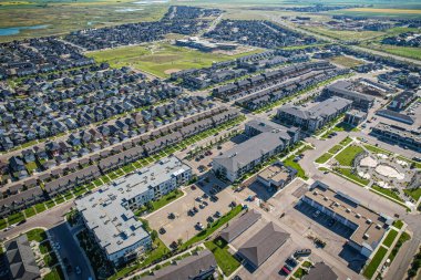 Saskatchewanlar 'ın eşsiz şehir planlarını ve doğal güzelliklerini gözler önüne sererek Saskatoon' daki Evergreen mahallesine göz alıcı kuş bakışı bakış açısı kazandırıyor..