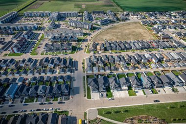 Saskatchewanlar 'ın eşsiz şehir planlarını ve doğal güzelliklerini gözler önüne sererek Saskatoon' daki Evergreen mahallesine göz alıcı kuş bakışı bakış açısı kazandırıyor..