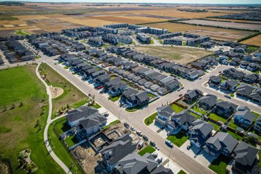 Saskatchewanlar 'ın eşsiz şehir planlarını ve doğal güzelliklerini gözler önüne sererek Saskatoon' daki Evergreen mahallesine göz alıcı kuş bakışı bakış açısı kazandırıyor..