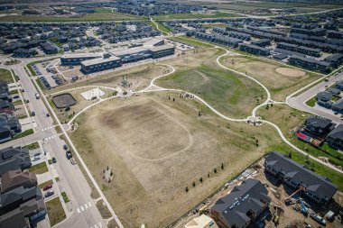 Saskatchewanlar 'ın eşsiz şehir planlarını ve doğal güzelliklerini gözler önüne sererek Saskatoon' daki Evergreen mahallesine göz alıcı kuş bakışı bakış açısı kazandırıyor..