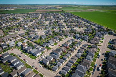 Willowgrove 'un yükseltilmiş panoraması, modern estetik gösterileri... yemyeşil, zengin Saskatoonlar' ın banliyö güzelliği ile iç içe geçmiş.