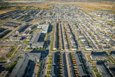 Saskatchewanlar 'ın eşsiz şehir planlarını ve doğal güzelliklerini gözler önüne sererek Saskatoon' daki Evergreen mahallesine göz alıcı kuş bakışı bakış açısı kazandırıyor..